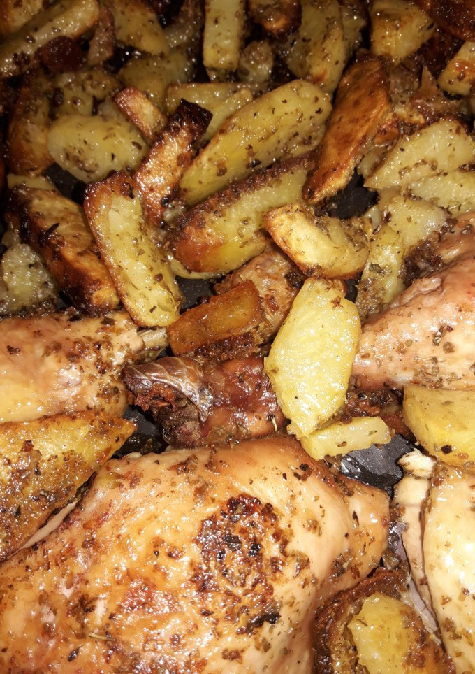 Una foto de Pata muslo con papas al horno