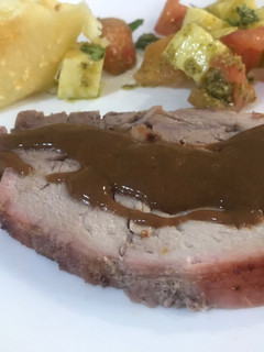 Una foto de Pernil al horno en su salsa