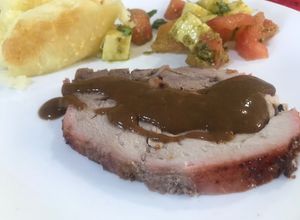 Una foto de Pernil al horno en su salsa