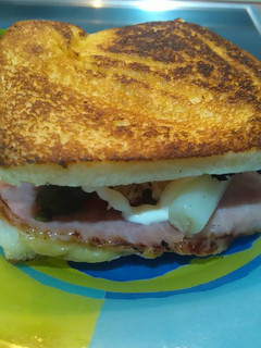 Una foto de Sándwich vegetal con jamón y queso