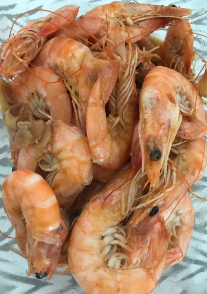 Una foto de Gambones a la plancha sin plancha