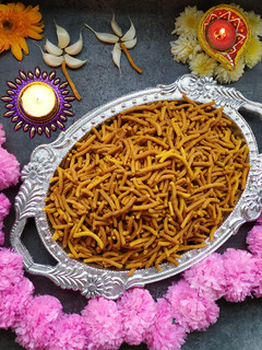 कुरकुरीत तिखट लसूण शेव (tikhat lasun sev recipe in marathi) रेसिपी चे मुख्य फोटो
