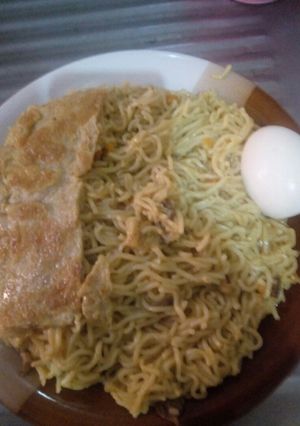 A picture of Indomie with egg.