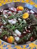 Marinade pour gibier au vin rouge, légumes et herbes aromatiques