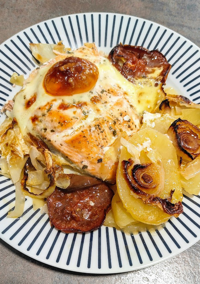 Una foto de Salmón con verduras y huevo