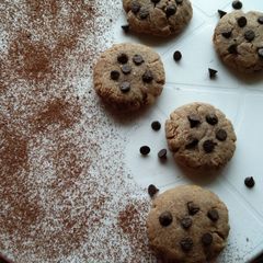 A picture of Vanilla chocochips cookies.