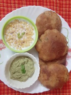 आलू सूजी की पूरी (aloo sooji ki poori recipe in Hindi) रेसिपी मुख्य फोटो