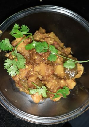 टमाटर बैंगन आलू (Tamatar baingan aloo recipe in Hindi) रेसिपी मुख्य फोटो