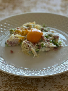 Una foto de Huevos con brocoli, jamón y parmesano en el micro