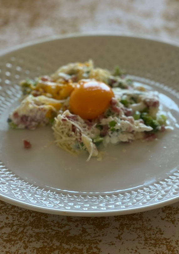 Una foto de Huevos con brocoli, jamón y parmesano en el micro