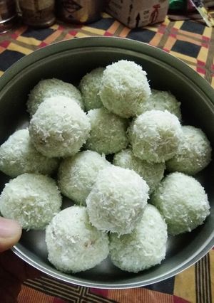 A picture of Gulcand coconut ladoo.