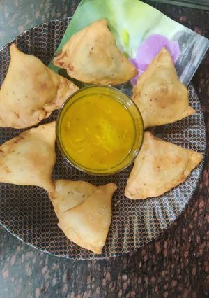 आलू मटर समोसा (aloo matar samosa recipe in Hindi) रेसिपी मुख्य फोटो