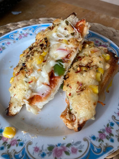 A picture of Double decker bread pizza.