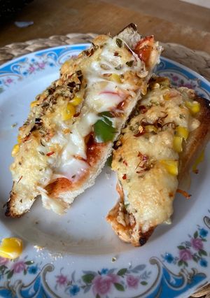 A picture of Double decker bread pizza.