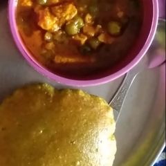 A picture of Matar paneer with masala puri.