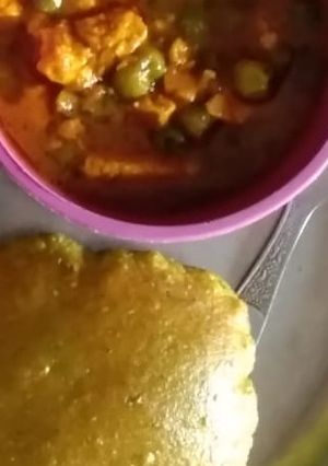 A picture of Matar paneer with masala puri.