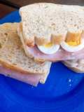 Sándwich de  pan lactal casero con roquefort y secreto para que sea esponjoso