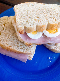Una foto de Sándwich de pan lactal casero con roquefort y secreto para que sea esponjoso