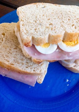 Una foto de Sándwich de  pan lactal casero con roquefort y secreto para que sea esponjoso