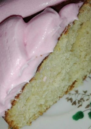 Una foto de Bizcochuelo de vainilla con crema de frutilla