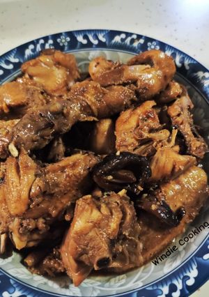 Hình của món Gà Kho Nấm Hương Kiểu Người Hoa/ Braised Chicken Mushroom.
