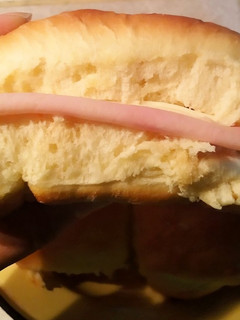 Una foto de Pancitos PEBETES con jamón y queso 🍞