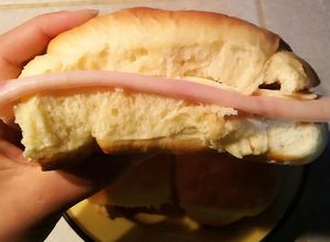 Una foto de Pancitos PEBETES con jamón y queso 🍞