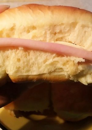 Una foto de Pancitos PEBETES con jamón y queso 🍞