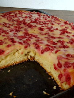 A picture of Red currant pan bread/ Johannisbeeren blechkuchen.