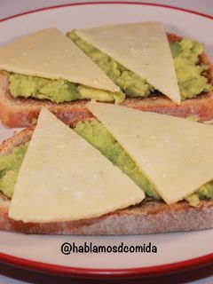 Una foto de Tosta de aguacate con queso en aceite