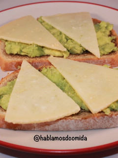 Una foto de Tosta de aguacate con queso en aceite