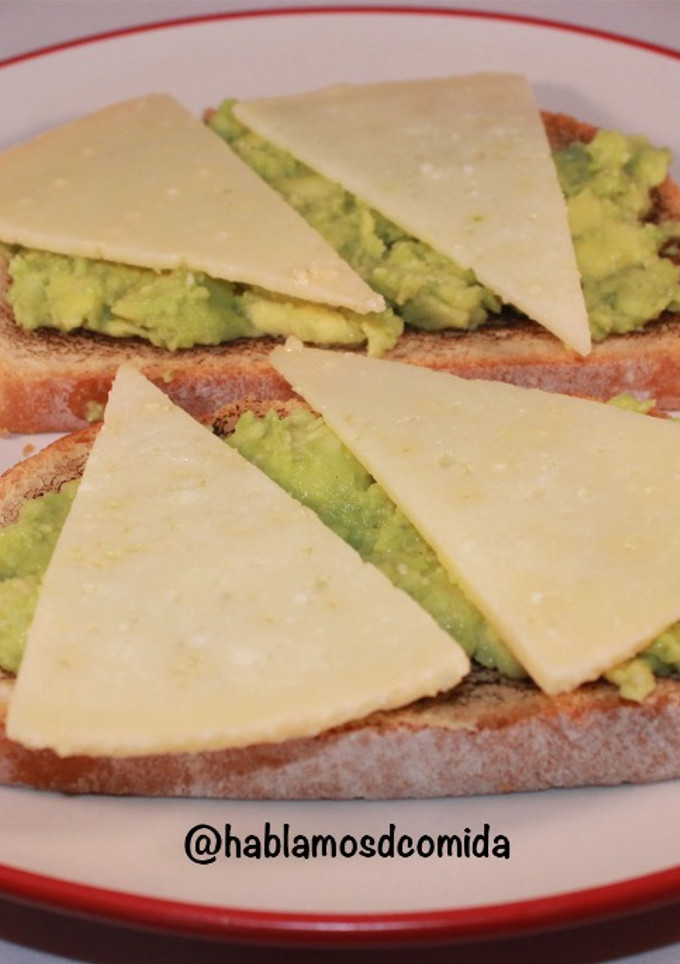Una foto de Tosta de aguacate con queso en aceite