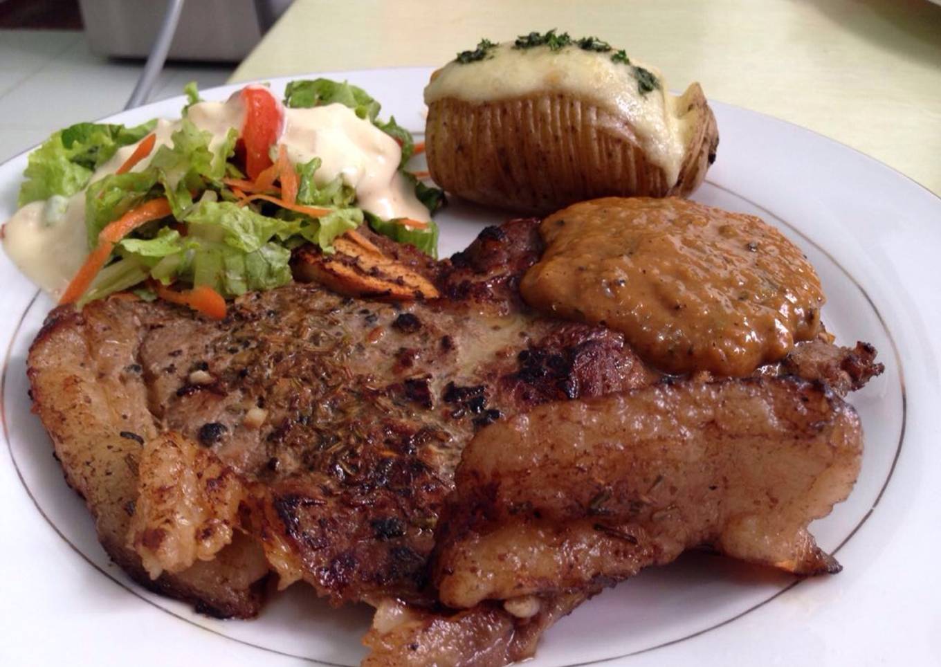 Rib eye steak saus german peppermint, yoghurt salad, baked potato with cheese