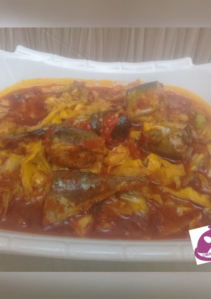 A picture of Cabbage soup with fish.