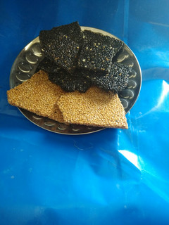 તલ ચીક્કી (Til Chikki Recipe In Gujarati) રેસીપી મુખ્ય ફોટો