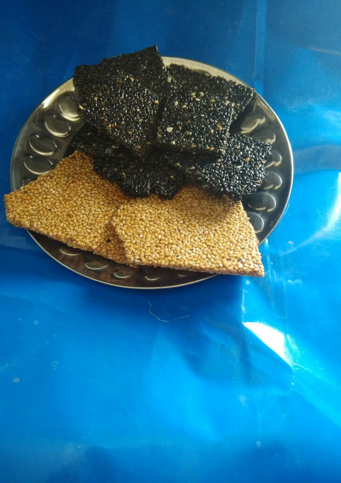 તલ ચીક્કી (Til Chikki Recipe In Gujarati) રેસીપી મુખ્ય ફોટો