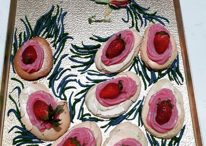 Pavlova with strawberry custard