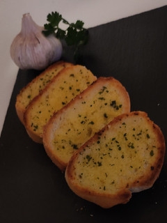 Una foto de Pan de ajo🧄