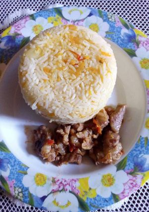 A picture of Braised rice served with beef stew.