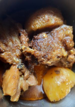 আলু দিয়ে চিকেন কারি (Aloo chicken curry recipe in Bengali) রেসিপির প্রধান ছবি