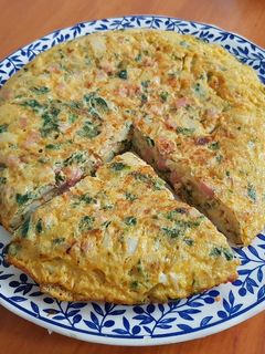 Una foto de Tortilla con papas, espinaca, jamón, queso y cebolla