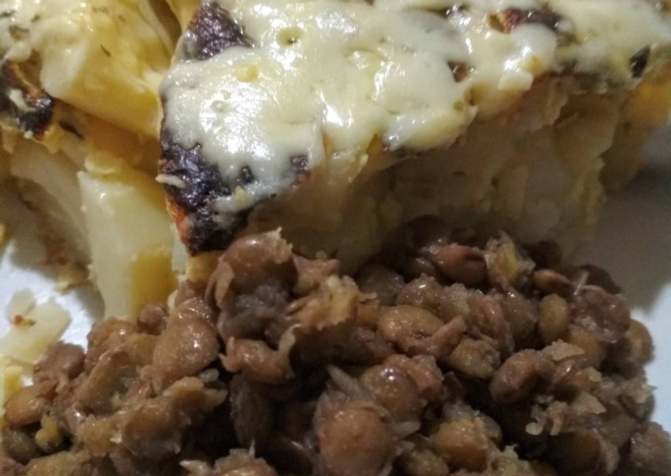 Tortilla de papas acompañada con lentejas hervidas