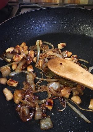Una foto de Cebolla caramelizada y pollo