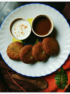 A picture of Aloo tikki stuffed with cottage cheese.