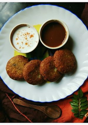 A picture of Aloo tikki stuffed with cottage cheese.