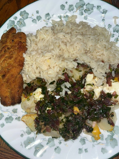 Una foto de Papas Bravas estilo Ally con pollo crispy y arroz