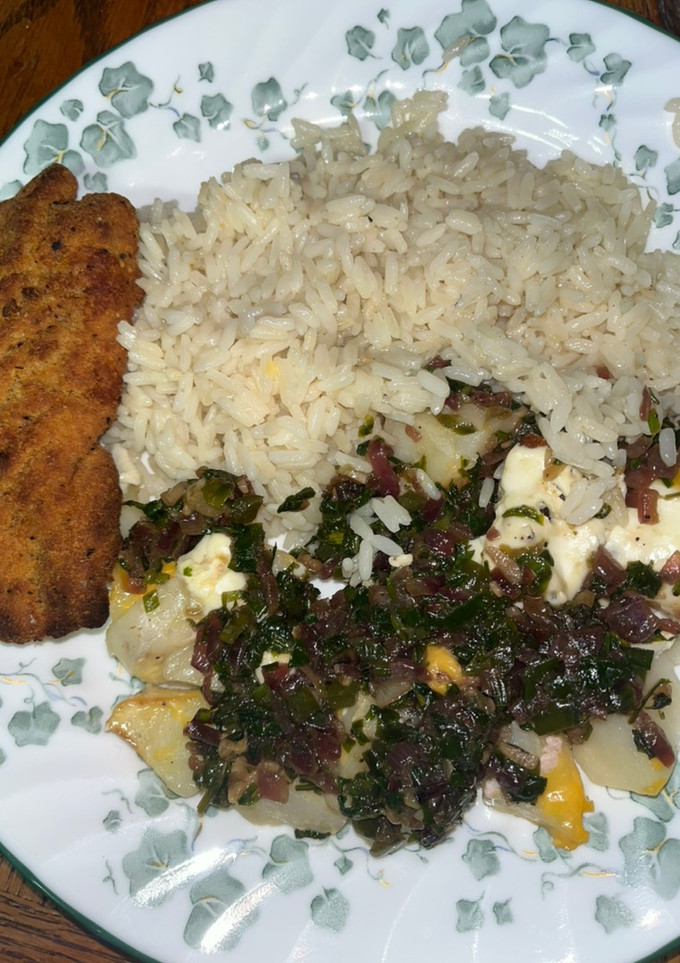 Una foto de Papas Bravas estilo Ally con pollo crispy y arroz