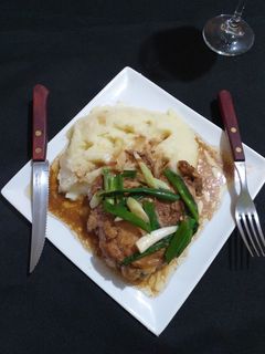 Una foto de Pollo al Sillao... Leo Morales con puré natural