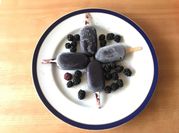 Una foto de helado moras silvestres