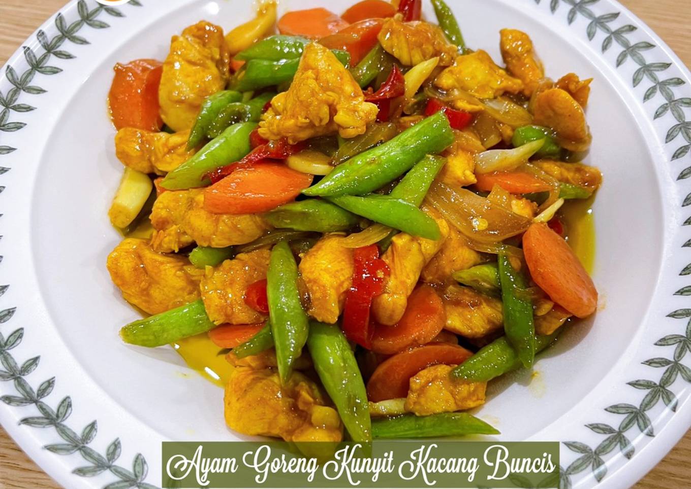 Ayam goreng dengan kacang dan kunyit